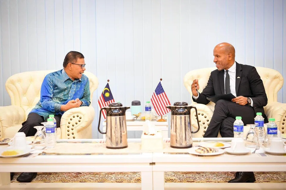 Menteri Dalam Negeri Malaysia, Datuk Seri Saifuddin Nasution Ismail (kiri) mengadakan pertemuan dengan Setiausaha Perbendaharaan Bagi Keganasan dan Risikan Kewangan Amerika Syarikat, Encik Brian Nelson di Putrajaya.
