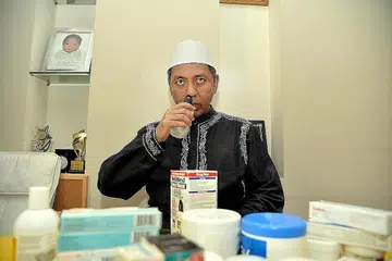 TARIK NAFAS LEGA: Ustaz Mohamad Hamzah, yang menghidapi sinus kronik, semput dan penyakit kulit psoriasis, berasa lega mendapat rujukan untuk memperolehi Bantuan Kewangan Asatizah (AFA) kendalian Persatuan Ulama dan Guru-Guru Agama Islam Singapura (Pergas) bagi mengurangkan beban kewangan rawatan kesihatan serta kehidupan beliau. - Foto M.O. SALLEH