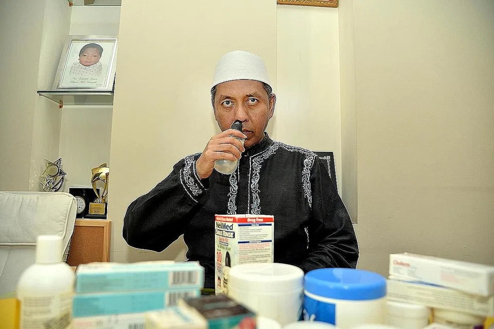 TARIK NAFAS LEGA: Ustaz Mohamad Hamzah, yang menghidapi sinus kronik, semput dan penyakit kulit psoriasis, berasa lega mendapat rujukan untuk memperolehi Bantuan Kewangan Asatizah (AFA) kendalian Persatuan Ulama dan Guru-Guru Agama Islam Singapura (Pergas) bagi mengurangkan beban kewangan rawatan kesihatan serta kehidupan beliau. - Foto M.O. SALLEH