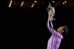 KEMENANGAN BESAR: Nadal meraikan kejayaannya selepas berjaya mengatasi Medvedev untuk memenangi gelaran Grand Slam ke-19 bagi dirinya dalam aksi final Terbuka Amerika Syarikat, semalam. - Foto REUTERS