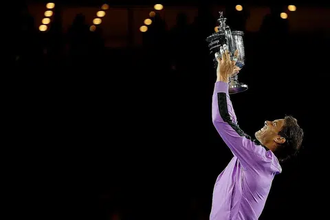 KEMENANGAN BESAR: Nadal meraikan kejayaannya selepas berjaya mengatasi Medvedev untuk memenangi gelaran Grand Slam ke-19 bagi dirinya dalam aksi final Terbuka Amerika Syarikat, semalam. - Foto REUTERS