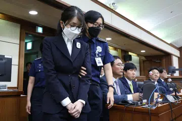 Bekas Wanita Pertama Korea Selatan, Kim Keon Hee (kiri), tiba untuk perbicaraan pertamanya atas tuduhan rasuah di Mahkamah Daerah Pusat Seoul pada 24 September 2025. Kim Keon Hee, isteri kepada bekas Presiden Korea Selatan Yoon Suk Yeol yang kini dipenjara, didakwa pada 29 Ogos atas pertuduhan termasuk rasuah, manipulasi pasaran saham, serta menerima hadiah mewah bernilai lebih AS$50,000, menurut pasukan pendakwa khas.