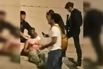 Suspek ditangkap polis di depan NPP Kallang.