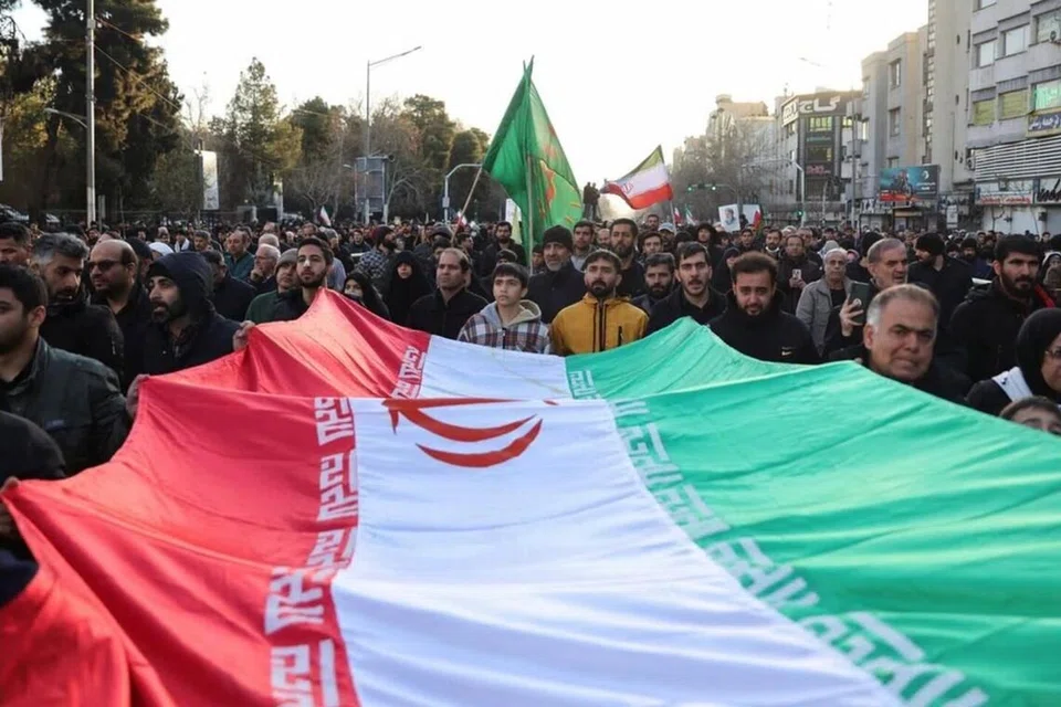 Orang ramai membawa bendera Iran ketika mereka berkumpul selepas pemimpin agama tertinggi Iran, Ayatollah Ali Khamenei, terbunuh dalam serangan Israel dan Amerika Syarikat pada hari Sabtu, di Tehran, Iran, 1 Mac 2026.