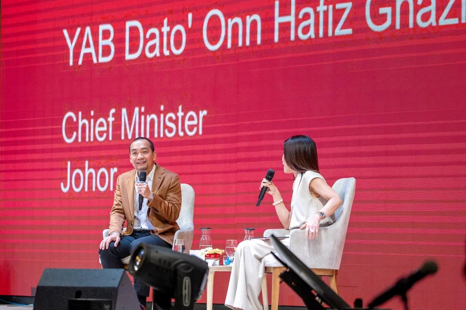 Menteri Besar Johor, Datuk Onn Hafiz Ghazi berkongsi perkembangan projek Zon Ekonomi Khas Johor-Singapura (JS-SEZ) dalam sesi perbincangan yang dikendalikan oleh Ketua Pegawai Eksekutif (CEO) UOB Malaysia, Cik Ng Wei Wei.