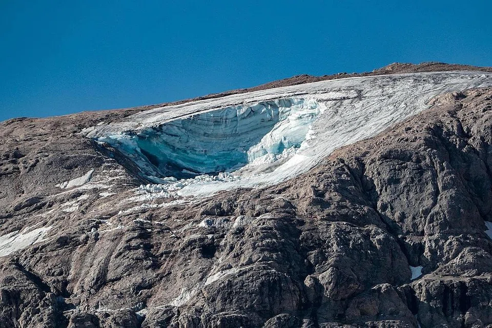 PEMANASAN GLOBAL: Salju di puncak gunung Dolomites, timur laut Italy, kelihatan mencair pada awal bulan ini. Pertubuhan Pendidikan, Saintifik dan Kebudayaan Bangsa-Bangsa Bersatu (Unesco), memberi amaran bahawa sepertiga 'glasier' di dunia termasuk di Kilimanjaro (Tanzania, Afrika) Yellowstone (Wyoming, Amerika Syarikat) and Mont-Perdu (sempadan Perancis dan Sepanyol) akan lenyap menjelang 2050 disebabkan perubahan iklim. - Foto AFP