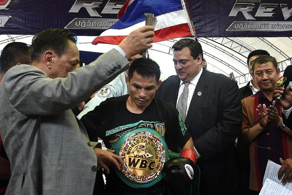 SAMA REKOD TAPI SAMA 'TINGGI'?: Kededua petinju Thai, Wanheng Menayothin (atas) dan bekas jaguh Amerika Syarikat, Floyd Mayweather Jr, kini mengongsi rekod 50 kemenangan profesional. Namun, ada pemerhati menarik perhatian bahawa kejayaan petinju Thai itu adalah ke atas pencabar yang lemah dan tidak dikenali berbanding pencapaian hebat Mayweather menewaskan pesaing terkemuka dunia. - Foto AFP