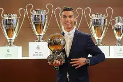 PEMENANG LAYAK: Cristiano Ronaldo, yang menjulang trofi Euro 2016 dan Liga Juara-juara 2016, dianggap sebagai pemenang layak gelaran pemain terbaik tahun ini. - Foto AFP