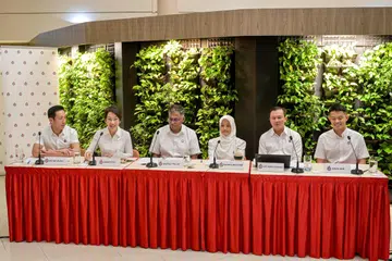 Calon PAP bagi kawasan Jurong Central SMC, Encik Xie Yao Quan (paling kiri), dan pasukan PAP bagi GRC Jurong East-Bukit Batok (dari dua dari kiri), Cik Grace Fu, Encik Murali Pillai, Cik Rahayu Mahzam, Encik Lee Hong Chuang dan Encik David Hoe di sidang media yang diadakan Majlis Bandaran Jurong-Clementi pada 14 April.