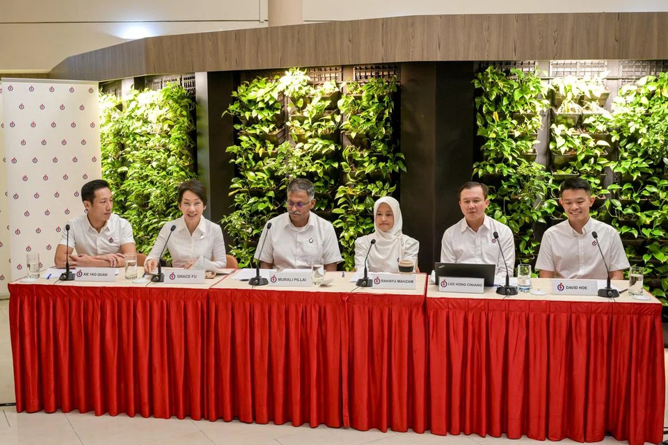 Calon PAP bagi kawasan Jurong Central SMC, Encik Xie Yao Quan (paling kiri), dan pasukan PAP bagi GRC Jurong East-Bukit Batok (dari dua dari kiri), Cik Grace Fu, Encik Murali Pillai, Cik Rahayu Mahzam, Encik Lee Hong Chuang dan Encik David Hoe di sidang media yang diadakan Majlis Bandaran Jurong-Clementi pada 14 April.