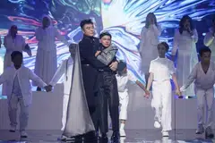 Amad yang berada dalam keadaan tidak selesa dipeluk dan ditenangkan pengacara, Pak Nil, dalam peringkat ‘Grand Finale’, ‘Talk To My Manager’.