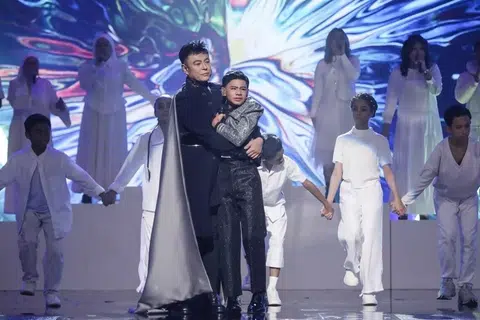 Amad yang berada dalam keadaan tidak selesa dipeluk dan ditenangkan pengacara, Pak Nil, dalam peringkat ‘Grand Finale’, ‘Talk To My Manager’.