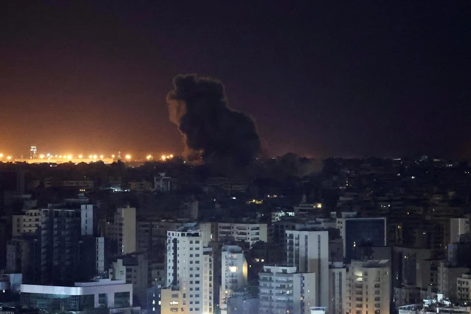Asap berkepul-kepul dapat dilihat dari daerah Sin El Fil, di Lebanon ekoran serangan udara Israel di Beirut pada 2 Oktober.