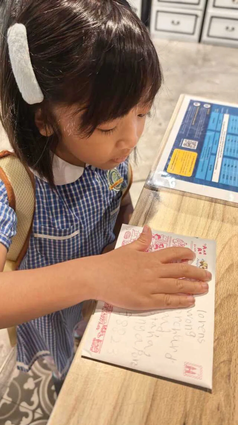 Cik Humairah membeli setem bersama Sarah pada 27 Ogos sebelum mengirim surat ke Pejabat Perdana Menteri.