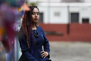 TANGANI GEJOLAK EMOSI: Qis menggunakan muzik sebagai satu cara meluah rasa tentang insan toksik yang mengganggu tumpuannya seperti dalam lagu terkininya, 'Blah'. - Foto BH oleh YONG LI XUAN