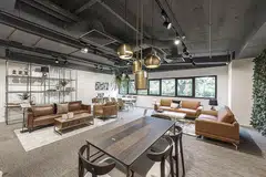 RUANG BARU: Tingkat satu gedung Harvey Norman di Parkway Parade kini disediakan dengan ruang perabot dan peralatan tempat tidur. - Foto HARVEY NORMAN