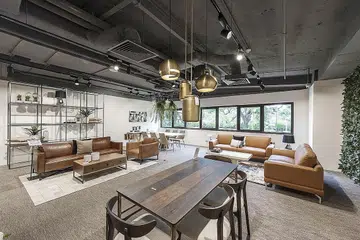 RUANG BARU: Tingkat satu gedung Harvey Norman di Parkway Parade kini disediakan dengan ruang perabot dan peralatan tempat tidur. - Foto HARVEY NORMAN