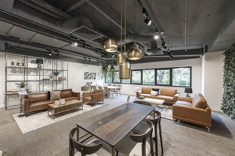 RUANG BARU: Tingkat satu gedung Harvey Norman di Parkway Parade kini disediakan dengan ruang perabot dan peralatan tempat tidur. - Foto HARVEY NORMAN