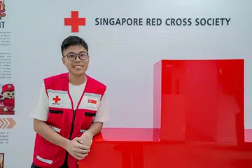 Encik Hakim Lu Fanghan, 24 tahun, meluangkan masa sebagai sukarelawan Palang Merah Singapura (SRC) walaupun masih menuntut dalam jurusan kejururawatan di Universiti Nasional Singapura (NUS). Beliau menganggap tugas sebagai sukarelawan satu peluang untuk menerapkan apa yang dipelajari di dalam kelas. 