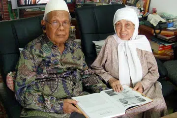Pendeta Allahyarham Dr Muhammad Ariff Ahmad – ikon sastera, bahasa dan budaya Melayu – bersama isteri beliau, Cik Sarinah Hanif.