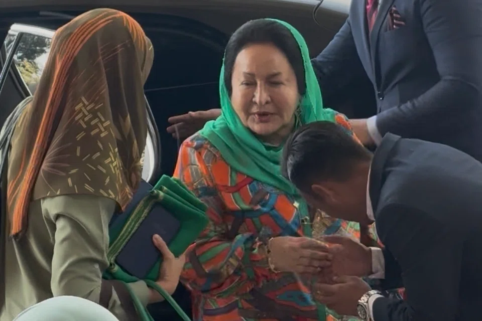 Datin Seri Rosmah Mansor (tengah) iaitu isteri Encik Najib Razak, ketika tiba di Kompleks Mahkamah Kuala Lumpur, pada 22 Disember.  