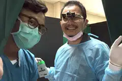 SEDIA KHIDMAT: Dr Zuraimi bersama penolongnya, Dr Muhammad Fairuz Abdul Rahman, turut menjalankan prosedur berkhatan bagi kanak-kanak di sini. - Foto ihsan DR ZURAIMI MOHAMED DAHLAN