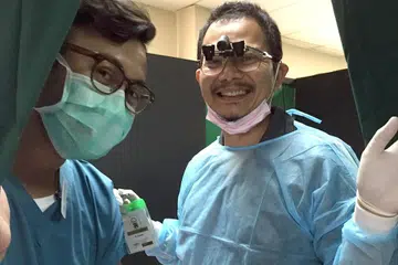SEDIA KHIDMAT: Dr Zuraimi bersama penolongnya, Dr Muhammad Fairuz Abdul Rahman, turut menjalankan prosedur berkhatan bagi kanak-kanak di sini. - Foto ihsan DR ZURAIMI MOHAMED DAHLAN