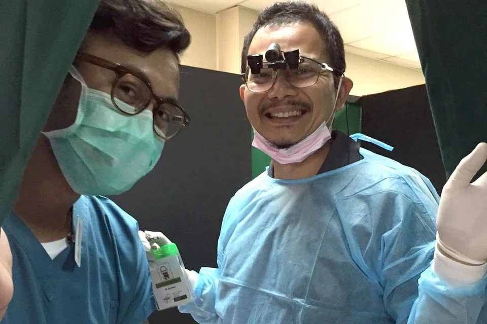SEDIA KHIDMAT: Dr Zuraimi bersama penolongnya, Dr Muhammad Fairuz Abdul Rahman, turut menjalankan prosedur berkhatan bagi kanak-kanak di sini. - Foto ihsan DR ZURAIMI MOHAMED DAHLAN