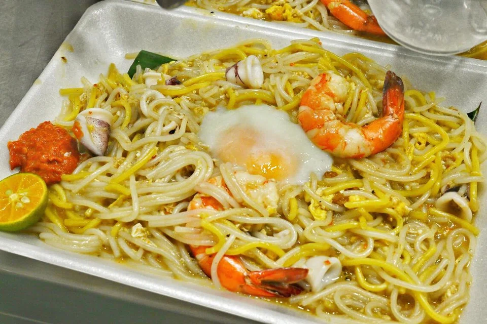 Mi Hokkien disajikan bersama sotong, dua ekor udang harimau, limau dan cili, serta telur di tengah hidangan. Telur perlu digaul bersama mi untuk menghasilkan tekstur berkrim dan ‘silky’. Mi Hokkien ini dijual pada harga $7.50