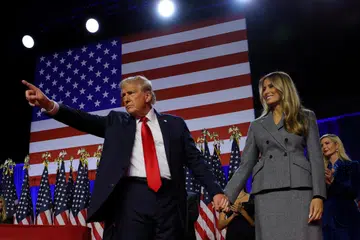 Calon Presiden Republikan dan mantan Presiden Amerika Syarikat, Encik Donald Trump, bersama isterinya, Cik Melania, semasa perhimpunannya di Pusat Konvensyen Palm Beach County, West Palm Beach, Florida, pada 6 November selepas mengalahkan pesaingnya dari parti Demokrat, Cik Kamala Harris.