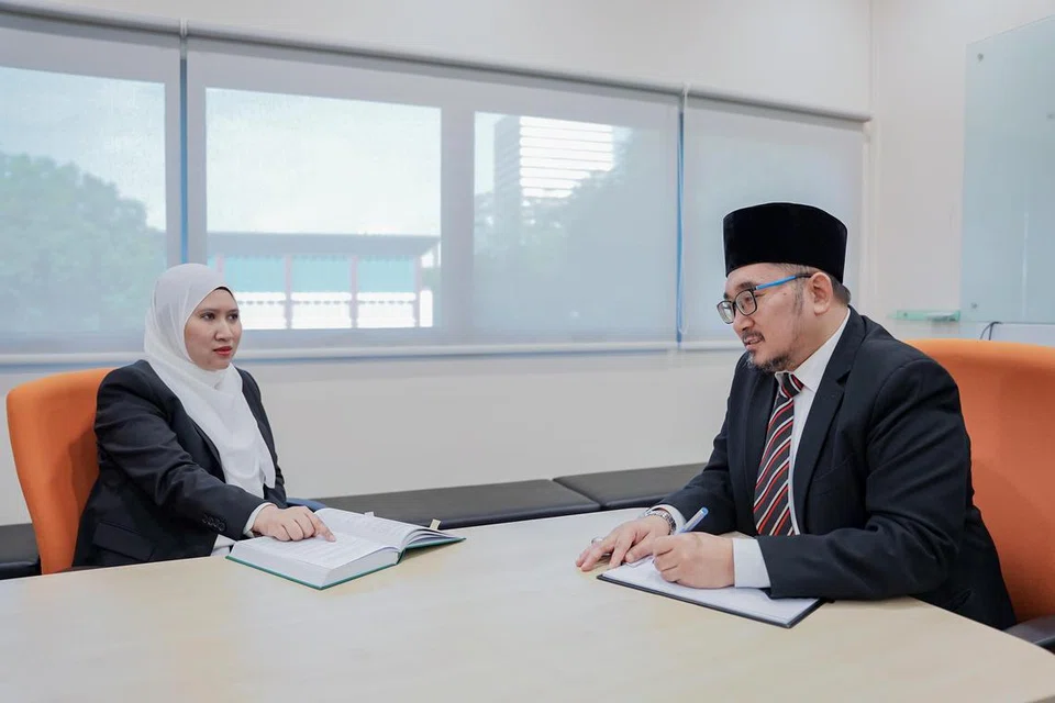 PROSES DIBEZAKAN: Presiden Kanan Mahkamah Syariah, Cik Guy Ghazali (kiri), dan Presiden Mahkamah Syariah, Ustaz Muhd Fazalee Jaafar, berkongsi tentang proses Niat Untuk Rujuk (ITR) yang dibezakan.