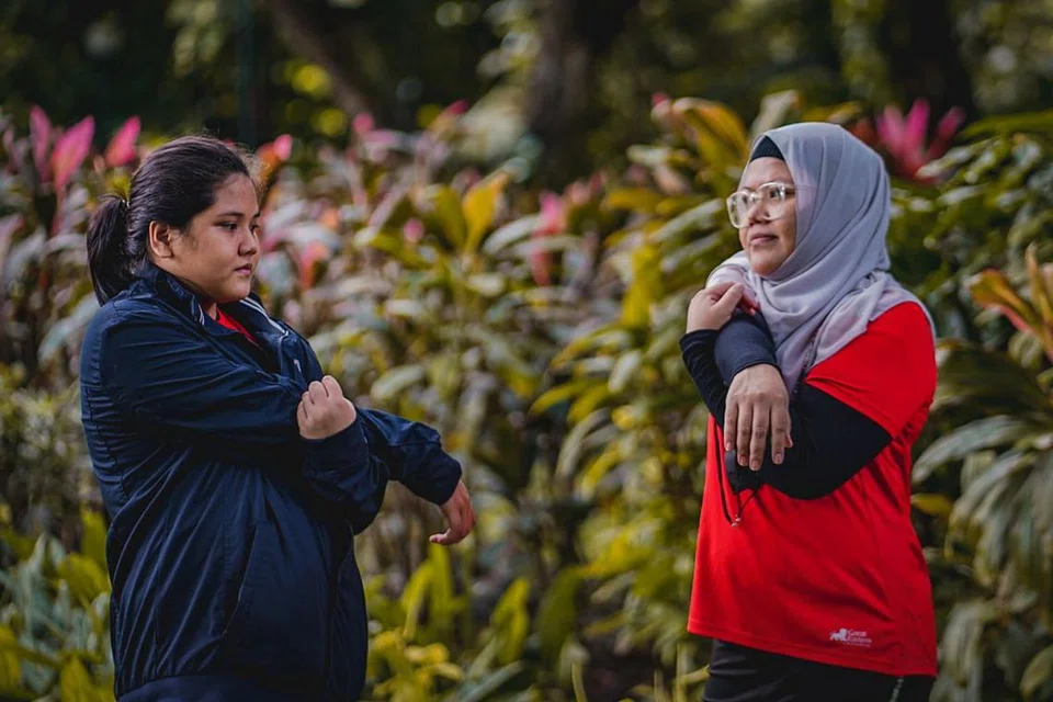 LALUAN KERJAYA LEBIH BAIK: Demi memperbaiki kerjayanya untuk pekerjaan yang lebih baik, Cik Norlin telah mendaftar untuk latihan yang memperbaiki kemahiran serta keyakinannya dengan bantuan Daughters Of Tomorrow (DOT). Beliau dan anaknya, Umairah (kiri), merupakan antara peserta acara Larian Wanita Great Eastern. - Foto BH oleh NUR DIYANA TAHA 
