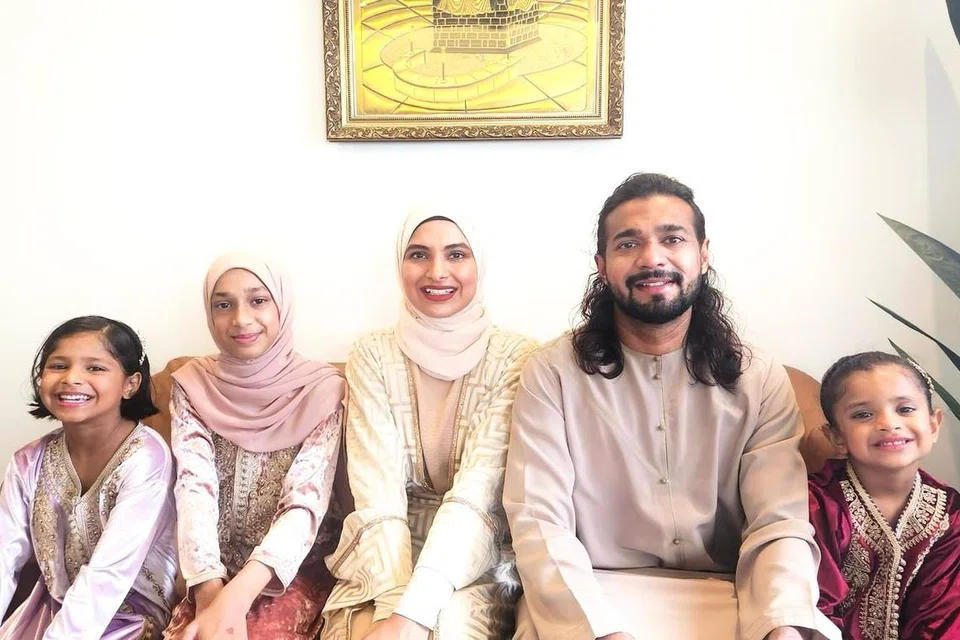 Dr Shehzahdi Shebbrin Boorhanuddin Moonshi (tengah) bersama suaminya, Encik Aminudin Abdul Majid, serta anak-anak mereka (dari kiri), Samaira Aminudin, Shasmeen Aminudin dan Saniyya Aminudin.