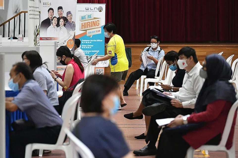 BANTUAN DAPATKAN PEKERJAAN: Penduduk menanti giliran dan menjalani temu duga untuk mendapatkan pekerjaan di SGUnited Job Interviews @ CC Bukit Panjang baru-baru ini. - Foto fail