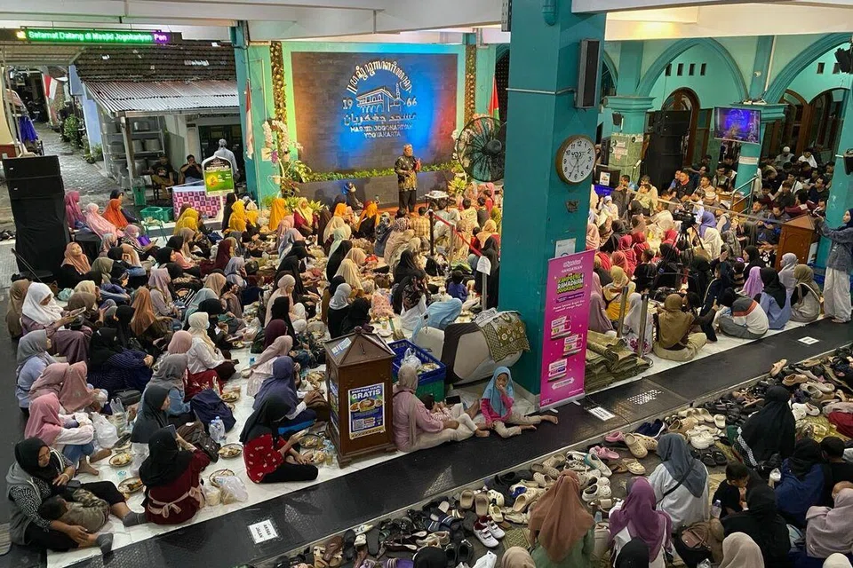 Jemaah mendengar tazkirah sebelum waktu berbuka selepas menerima hidangan iftar percuma di Masjid Jogokariyan di Yogyakarta, Indonesia, pada 28 Februari 2026. Masjid tersebut menyediakan kira-kira 3,800 hidangan berbuka percuma setiap hari sepanjang Ramadan, satu tradisi yang bermula sejak masjid itu ditubuhkan pada 1966.