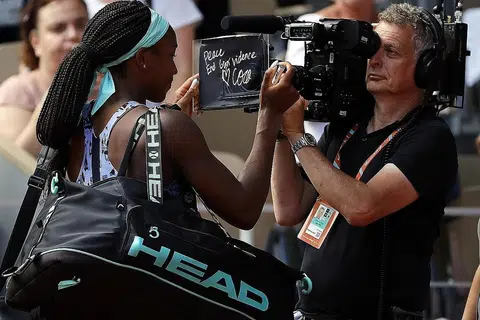 MESEJ PENUH MAKNA: Srikandi muda tenis Amerika, Coco Gauff, menyampaikan pesanan untuk lihat usaha dijalankan bagi menamatkan keganasan senjata api menyusuli beberapa insiden berdarah yang melanda Amerika baru-baru ini. - Foto EPA-EFE