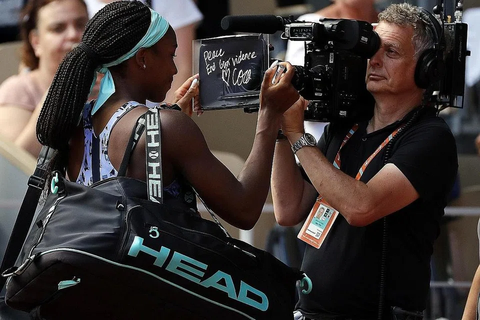 MESEJ PENUH MAKNA: Srikandi muda tenis Amerika, Coco Gauff, menyampaikan pesanan untuk lihat usaha dijalankan bagi menamatkan keganasan senjata api menyusuli beberapa insiden berdarah yang melanda Amerika baru-baru ini. - Foto EPA-EFE