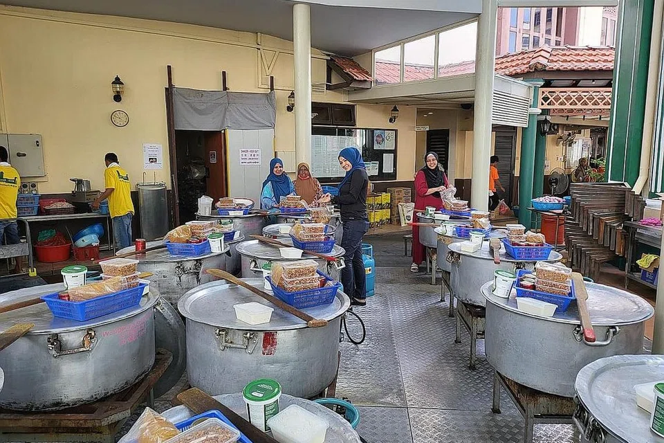 GOTONG-ROYONG JAYAKAN PROJEK AMAL: Penjualan nasi beriani amal Masjid Khadijah dijayakan dengan kehadiran lebih 300 jemaah dan sukarelawan dalam membantu memasak, mengedar dan membeli nasi-nasi amal tersebut. - Foto-Foto MASJID KHADIJAH
