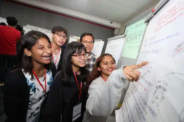 UBAH PERSEPSI TENTANG KESIHATAN MENTAL: Peserta hackathon anjuran Kelab Mendaki (Dari kiri) Siti Nuraisha Mahmood, Mohamed Norharzley Shah Amran, Nur Assyakirin Azam, Muhd Irfan Mohd Yusof dan Siti Illyana Sania Abdullah mengatasi topik tentang cara mengubah tanggapan masyarakat Melayu/Islam mengenai kesihatan mental. - Foto BH oleh TIMOTHY DAVID
