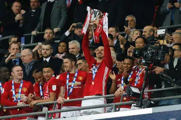 Pemain terbaik perlawanan, Zlatan Ibrahimovic, menjulang trofi Piala Liga sedang pemain Manchester United menyambut kemenangan mereka mengalahkan Southampton di Stadium Wembley pada 26 Februari 2017.