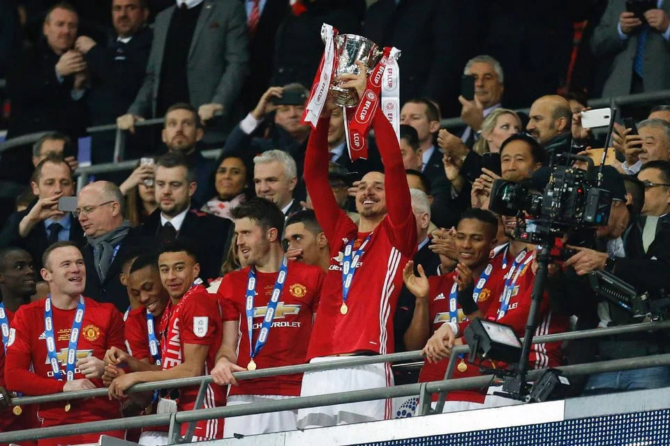 Pemain terbaik perlawanan, Zlatan Ibrahimovic, menjulang trofi Piala Liga sedang pemain Manchester United menyambut kemenangan mereka mengalahkan Southampton di Stadium Wembley pada 26 Februari 2017.