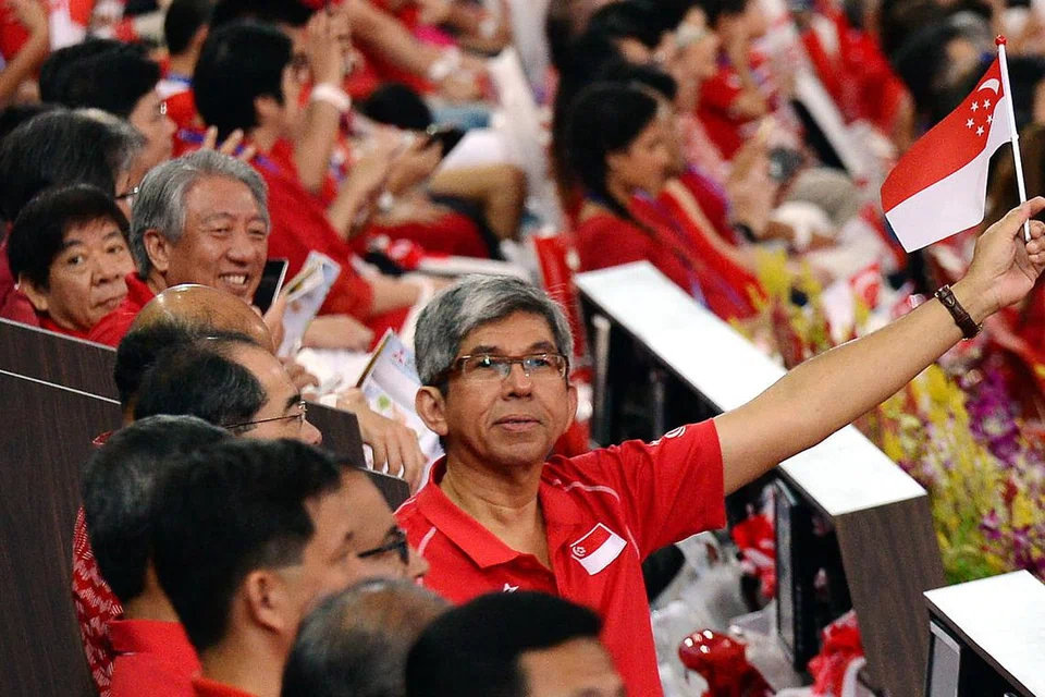 TERUJA BERPULANG KE STADIUM NEGARA: Menteri Bertanggungjawab bagi Ehwal Masyarakat Islam Dr Yaacob Ibrahim bersama menteri Kabinet meraikan Hari Kebangsaan di Stadium Negara.