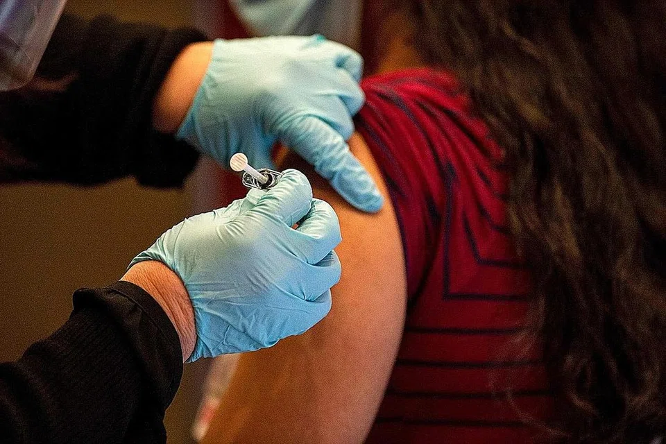 PERLINDUNGAN: Jawatankuasa Pakar bersetuju dengan cadangan HSA untuk kesesuaian penggunaan vaksin Pfizer-BioNTech Covid-19 pada individu berusia 16 tahun ke atas di Singapura. Bagaimanapun, kanak-kanak di bawah usia 16 tahun, wanita hamil dan orang yang mengalami tekanan imun dinasihatkan untuk menunggu sehingga lebih banyak data tersedia. - Foto AFP