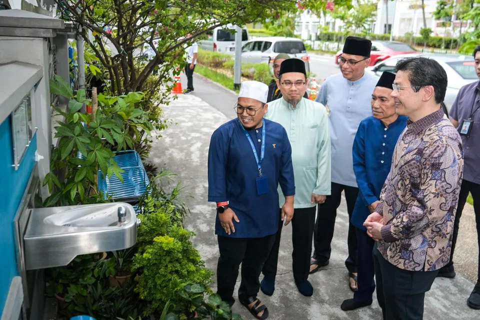 Perdana Menteri, Encik Lawrence Wong (kanan) diberikan taklimat tentang inisiatif Masjid Al-Istighfar, Air Untuk Semua atau Water For All, bagi berkongsi rahmah bersama para penduduk tidak kira bangsa atau agama. Beliau diiringi Presiden Majlis Ugama Islam Singapura (Muis), Encik Saat Abdul Rahman (dua dari kanan), Ketua Eksekutif Muis, Encik Kadir Maideen, dan Pengerusi Eksekutif Masjid Al-Istighfar, Encik Mohamed Imran Omar (dua dari kiri).