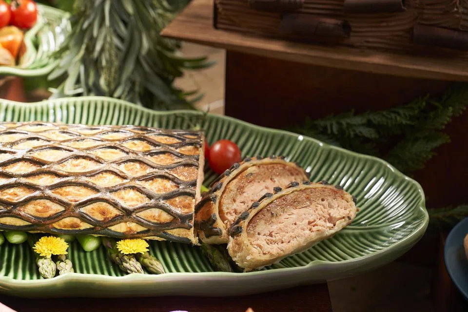 Salmon Wellington dari restoran Peppermint ialah ikan salmon dibalut dengan pastri, disajikan bersama yuzu dan sos kaviar salai.