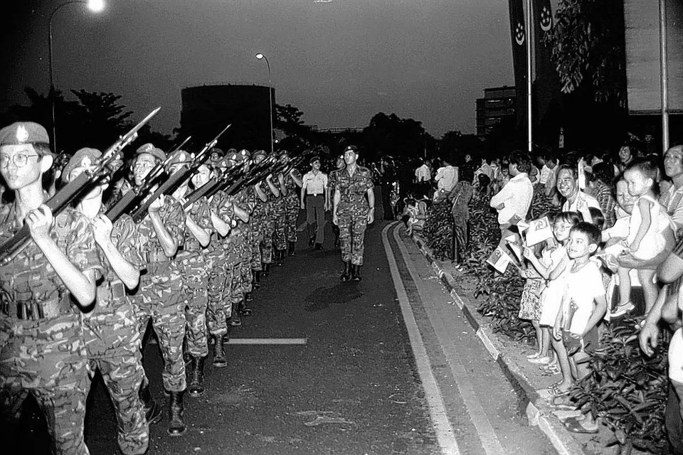 1985: Kontinjen SAF berarak di hadapan orang ramai di luar Stadium Negara