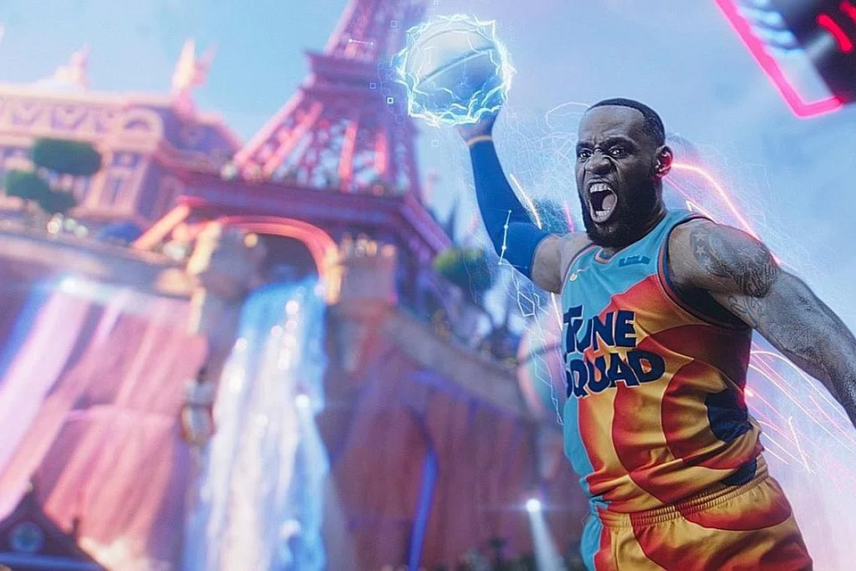DUNIA BARU: Pemain bola keranjang, LeBron James, tidak pernah impikan kerjaya sebagai bintang Hollywood tetapi kini berpeluang membawakan watak utama dalam filem sukan komedi, Space Jam: A New Legacy, yang menggabungkan animasi dengan aksi sebenar. - Foto WARNER BROS