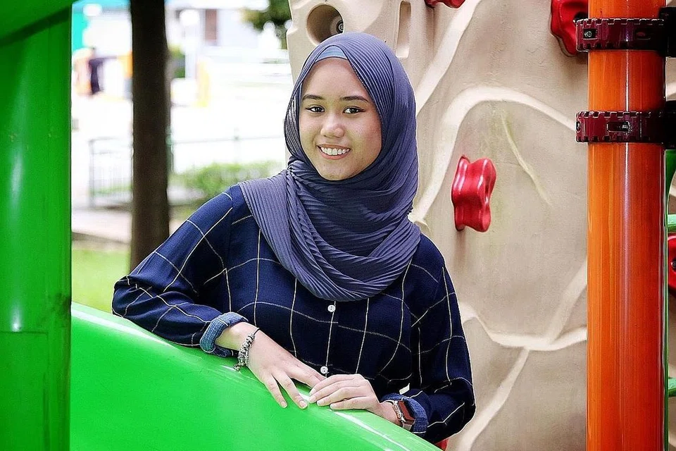 TERDORONG MENGAJAR KANAK-KANAK KECIL: Melihat kesan positif yang dilakukan ramai dalam keluarganya sebagai seorang guru terhadap pelajar mereka, Cik Athirah pun tidak banyak berfikir ketika memilih menjadi seorang guru dalam sektor pendidikan awal kanak-kanak. - Foto BH oleh KHALID BABA