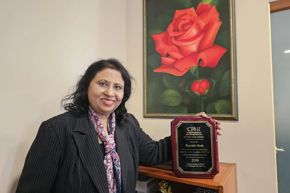 TERIMA PENGIKTIRAFAN: Cik Fauziah Shah, diberi pengiktirafan sebagai Jurulatih Hipnoterapi Profesional Terbaik pada 2019 oleh Banyan Hypnosis Center di Amerika Syarikat atas cara teknik dan cara beliau mengajar kursus pensijilan hipnoterapi yang cemerlang. 