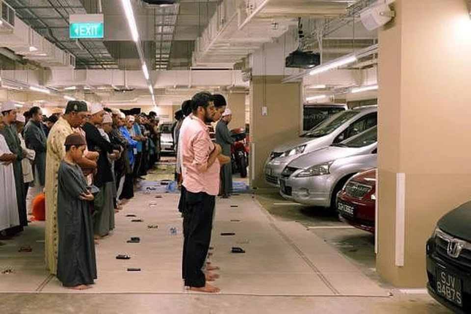 SAMPAI DI BESMEN: Dewan utama masjid dipenuhi orang ramai hingga ada jemaah terpaksa mengerjakan solat dekat tempat meletak kereta di bawah tanah.